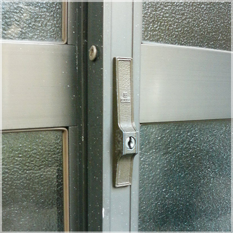 引き戸の鍵交換 費用 玄関 引違い戸