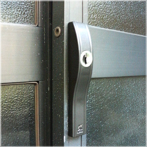 木製扉 玄関ドアや引き戸に鍵を後付で追加したい 費用は