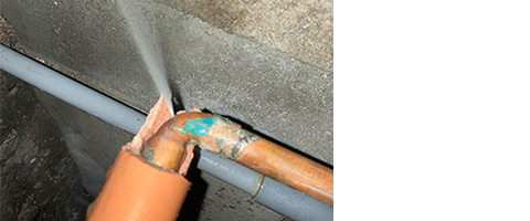 床下給水管の水漏れ修理