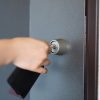 鍵交換！玄関ドアの鍵交換費用はいくら？種類別料金相場 自分でする方法