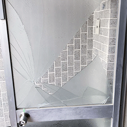 福岡県飯塚市　玄関扉のガラス割れ替え