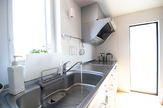 洗面所つまりを自分で直す ペットボトルで代用 排水口 排水溝つまり